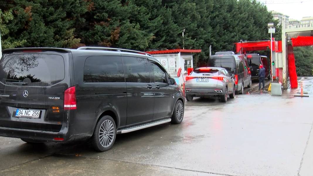 İstanbul’a gökten çamur yağdı! Oto yıkamacılar bayram etti 16